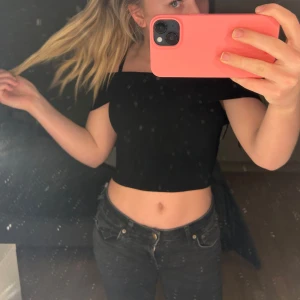 Svart offshoulder topp - Snygg svart offshoulder topp!!!💕💕🥰🩷🩷🩷