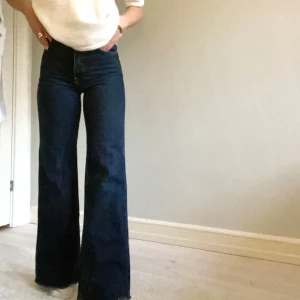 Mörkblå  jeans - Snygga mörkblå jeans storlek 32 från Zara☺️🧡