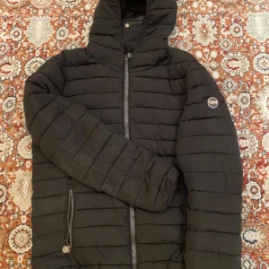 Colmar jacka  - Hej! Säljer nu min jacka från märket Colmar, storlek L , använt skick modellen är 184cm och väger 70kg . Tveka inte på att höra av dig om du har frågor eller funderingar kring jackan!