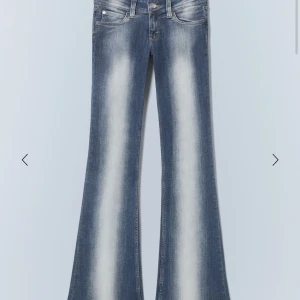 intressekoll på weekday jeans - Snygga blå bootcut jeans med vitt på från weekday, dem så kallade kvarg jeansen. fick i julklapp och är använda en del men ser nästan nya ut. skriv privat om ni vill se egna bilder och även prisförslag, köpta för 399🥰 w25 längd 30