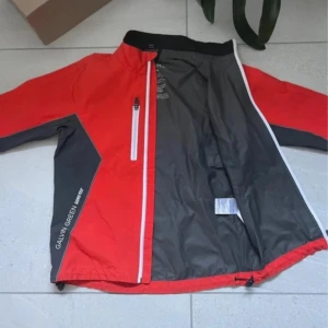 Röd vindjacka från Galvin Green - Säljer en röd vindjacka från Galvin Green med GORE-TEX Paclite-teknologi. Jackan har en dragkedja framtill och en praktisk bröstficka med dragkedja. Perfekt för blåsiga dagar och håller dig torr och bekväm. MVH EliteVolt