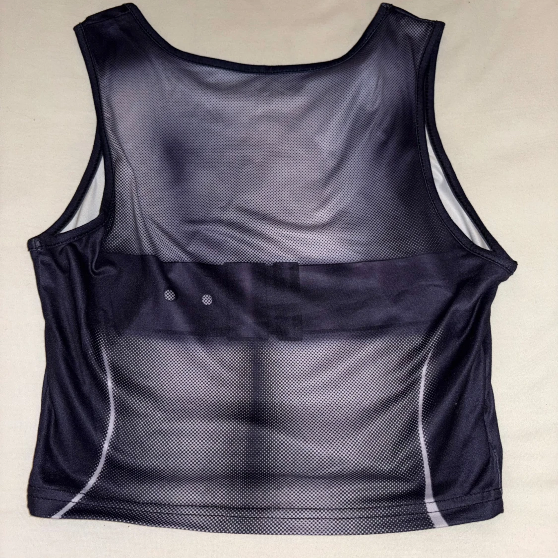 Svart och vit linne med bältdetalj - 4