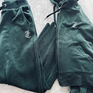 Grönt  mjukissett från Juicy Couture - Ett grönt Juicy sett. Storlek xs på byxor samt S på tröja.  Min dotter har haft dom i ålder 11-12 år.  Säljes billigt då hon klippt av byxorna så längden passar någon mellan 1.45-1,52 Finns vid Liljeholmskajen men kan skickas mot fraktkostnad 