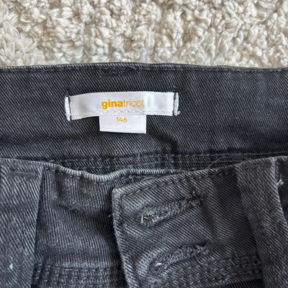 Snygga svarta jeans från Gina Tricot i storlek 146. Dom har snygga stilrena detaljer på baksidan av Jensen och passar alla tillfällen.. Farkut & Housut.