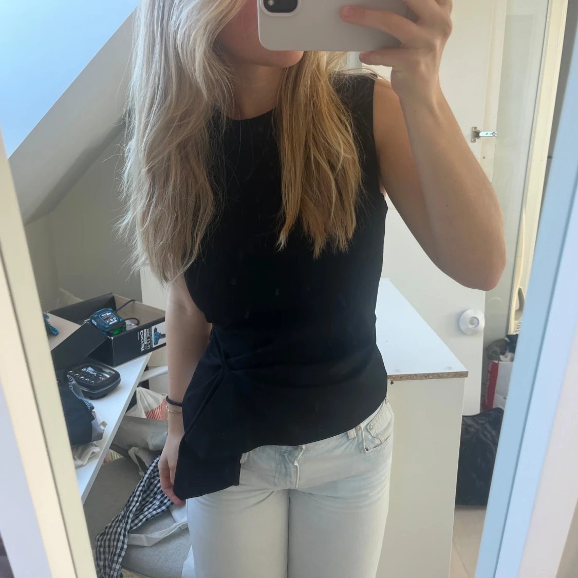 Svart ärmlös topp med knyt