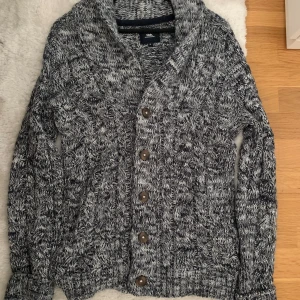 Grå Stickad Cardigan - Tjena! Säljer nu denna oanvända cardigan i storlek S. Koftan har inga tecken på användning. Kontakta gärna oss vid ytterligare frågor eller funderingar!