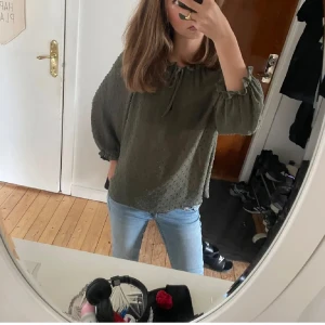 Blus från Zara - Populär blus från Zara💕 inga defekter. Pris går att diskutera vid snabbköp💕