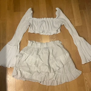Vit croppad blus och kjol från Trendyol - Säljer ett sött sett med en croppad blus och en kjol Trendyol 
