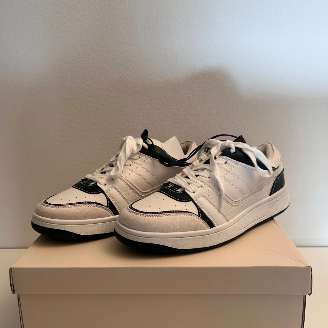 Svartvita sneakers  - 1