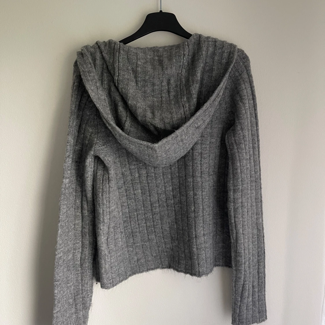 Grå ribbad hoodie från 157 - 2