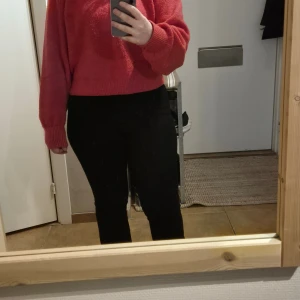 Röd stickad tröja med knappar - Säljer en snygg röd stickad tröja med knappar baktill. Tröjan har en croppad passform och långa ärmar, perfekt för kyligare dagar. Den är både stilren och bekväm, ett måste i garderoben! 🔥