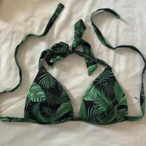 Bikini topp - Lätt vadderad bikini top. Skulle säga att den passar som en s eller xs.