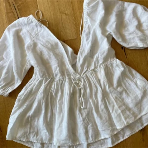 Blus  - Helt ny Blus från Bikbok i storlek Xs men passar både S och M också☺️Orginalpris 400 men säljer för 200 kr, (säljer den vita men har bilder på den svarta och beiga också) 
