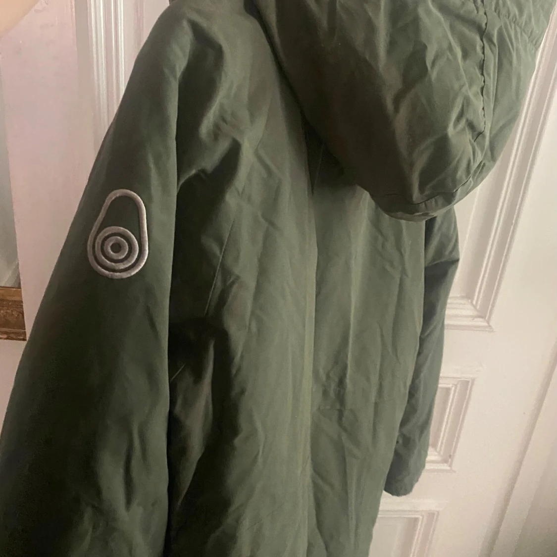 Grön parkajacka i dun från Sail Racing