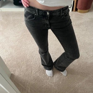 Mörk gråa bootcut jeans - Säljer mina snygga svartgråa bootcut jeans med mid/låg midja. Från gina tricot. Nypris: 400-500kr