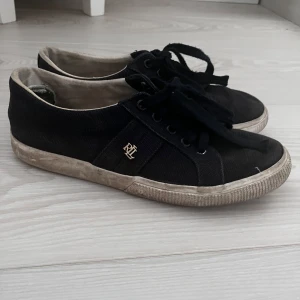 Svarta sneakers från Ralph Lauren - Snygga svarta sneakers från Ralph Lauren med klassisk design och snörning. (Inte tvättade på bilden)