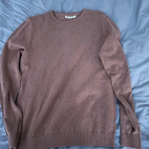 Brun tröja från Kappahl - Säljer en stilren brun tröja från Kappahl i storlek S. Tröjan har en klassisk rund hals och långa ärmar med ribbade muddar. Perfekt för en avslappnad och bekväm stil. Passar nån som är 175 ish. Andvänd 2 gånger🙌