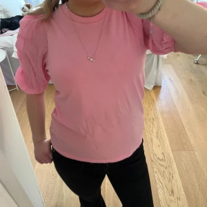 rosa topp med puffärmar - en rosa söt topp med puffärmar som tyvärr inte kommer till andvändning. kom privat för mer info och bilder❤️