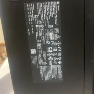 HP PC stationär dator - Säljer en HP stationär dator med flera USB-portar och ventilationsgaller för optimal kylning. Datorn har en stilren svart design med diagonala linjer på framsidan. Perfekt för både arbete och spel.