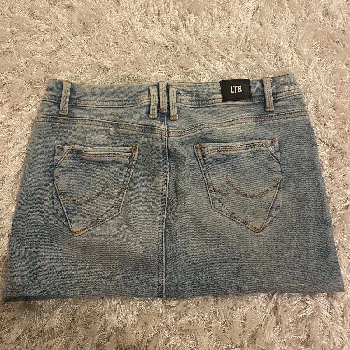 ljusblå lågmidjad jeanskjol  - 1