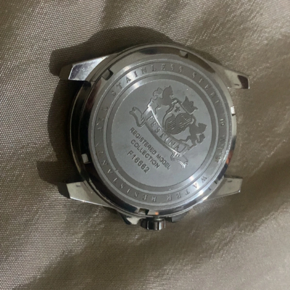 Svart klocka från Festina - 1