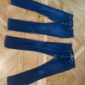 Blå jeans från Tommy Hilfiger - Snygga blå jeans från Tommy Hilfiger 200kr per styck fräscha, fina och i gott skick, hela och inga fläckar. Om man är sugen på ett par så går det bra. Frågor? Kontakta mig på Plick!