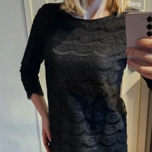 Spetsklänning ONLY  - A-linjeformad spetsklänning från Only. Stretchigt material. Använd en gång därmed i mycket fint skick! Storlek M.