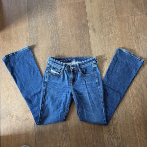 Diesel bootcut jeans - Snygga blå bootcut jeans med låg midja och slim fit. Storlek W23 L30. Midjemått 35cm, innerbenslängd 80cm😊 Säljer den då de tyvärr inte passar längre. Priset kan förhandlas om, nypris 1500:-. Fler bilder vid förfrågan💕