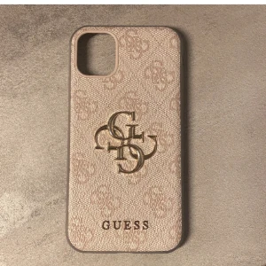 Mobilskal från Guess - Jättefint mobilskal från Guess som passar till iPhone 11, skalet är använt men är fortfarande i ett fint skick💕