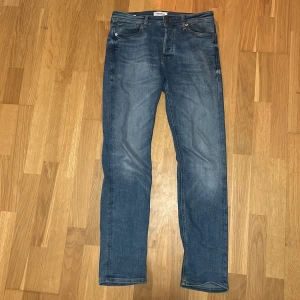 Blå jeansbyxor - Säljer ett par blå jeansbyxor med en slim passform. 