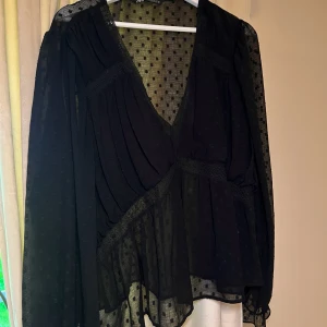 Zara blus - Svart Zara blus strl XL men passar M. Nästan oanvänd. 
