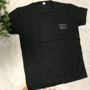 T Shirt  - Svart t-shirt med vitt tryck på bröstet där det står 'Crossfit Chatswood'. Klassisk rund halsringning och korta ärmar. Perfekt för dig som gillar sportig stil.  Stlk L-XL , 89kr/st , helt ny 