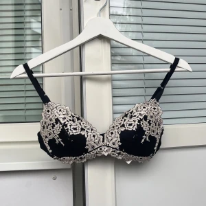 Pretty Flowers Bralette - Söt bralette i fint skick! Lite katthår på sig men annars inga defekter💓
