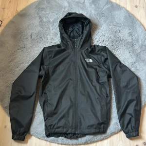 Svart vindjacka från The North Face - Svart northface jacka. Storlek S-M. Nytt skick.