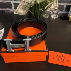 Svart H bälte - Svart H bälte. nytt skick. Orginal box och kort. Pris kan diskuteras🫡🫡