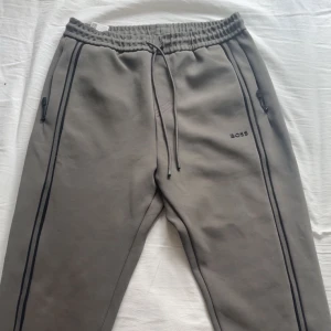 Boss byxor strl S/Xs - Mörk gröna boss byxor”mjukis byxor”. Väldigt sköna, har aldrig haft dom ute.