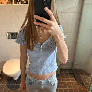 Blåvit randig topp  - Säljer en söt croppad topp från Brandy Melville. Den är i bra skick och passar perfekt till sommaren💞one size