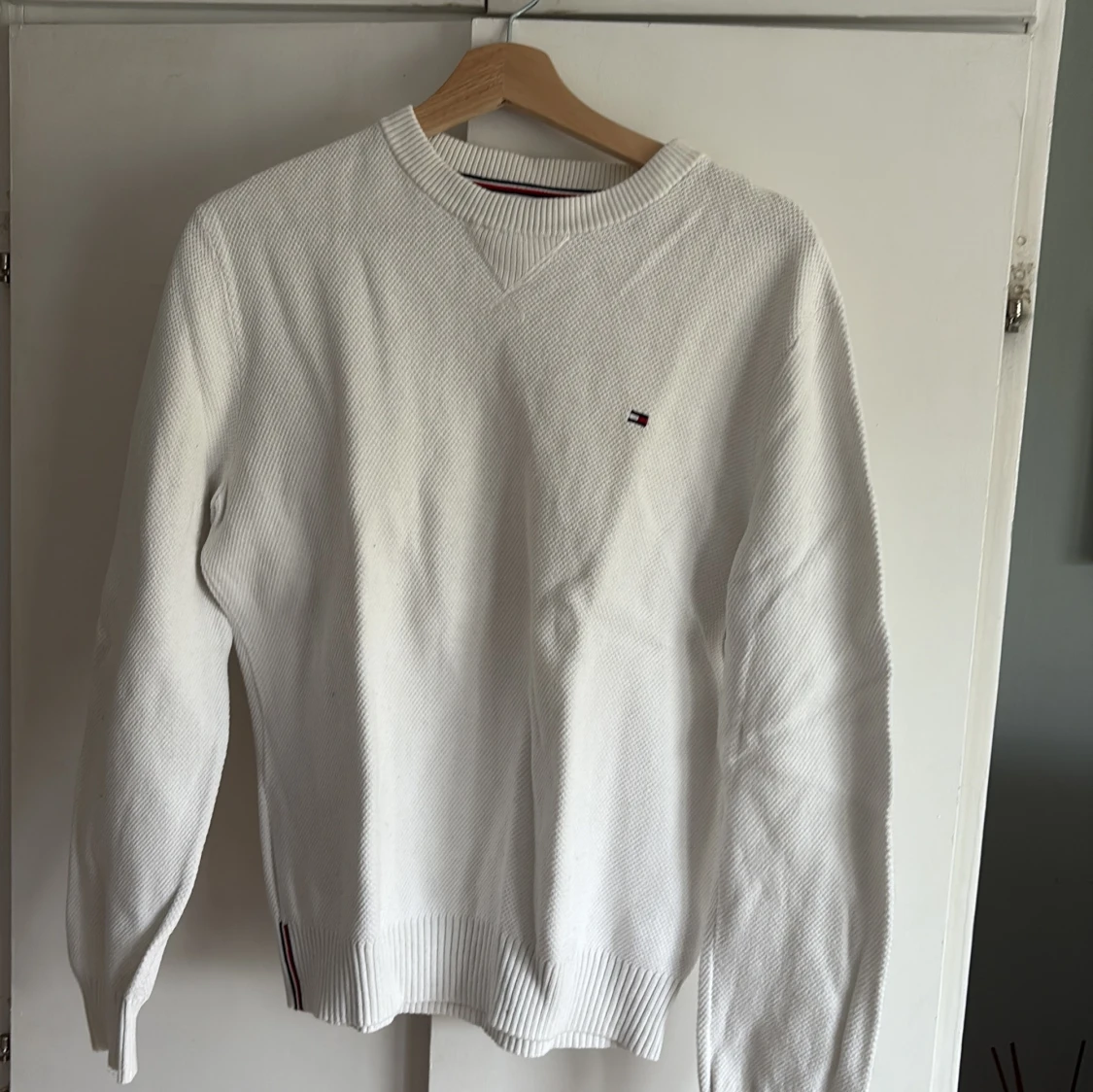 Vit stickad tröja från Tommy Hilfiger