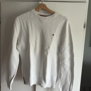 Vit stickad tröja från Tommy Hilfiger - Skön i extremt bra skick. Passar perfekt för sommarkvällar 