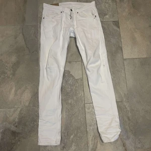  Vita Dondup jeans  - Säljer ett par vita dondup byxor dem är i strl 31 och är perfekt för dig som vill ha ett par feta jeans t sommaren🙌 dem är i bra skick 