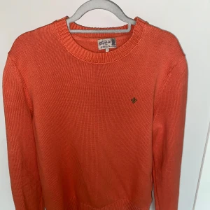 Morris stickad tröja M - Säljer en snygg orange stickad tröja från Morris i storlek M. Mycket bra skick. Passar S/M. Perfekt till sommaren. För mer info/bilder skicka pm.