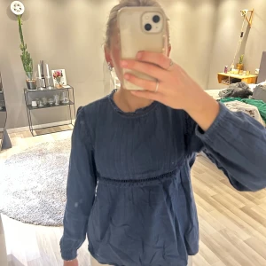 Blå blus - Säljer denna fina marinblå blus. Passar bra till jeans och kjol. Fin till sommaren 