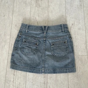 Jeanskjol  - Kort jeanskjol från H&M i klassisk blå denim. Har ingen bild på då den är för liten för mig. Midjemått 38 och längd 34