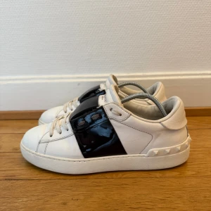 Valentino open skor - Säljer nu dessa fina valentino open sneakers | Väldigt fint skick | Storlek 39 | Digitalt ingår som intygar äktheten | Hör gärna av er vid frågor eller funderingar 😊