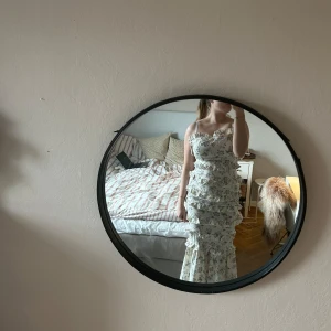 Populär långklänning med volanger- Boohoo - Supersöt långklänning från Boohoo i vit bas med blommigt mönster. Klänningen har flera lager volanger. Perfekt för bal midsommar eller liknande🌸!(saknar dock en” hake”, se bild 3. Men är man två som hjälps åt funkar det toppen💗Pris kan diskuteras🤍Storlek 38 men snarare som 36.