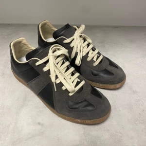 Maison margiela gats - Sjukt nice gats jag säljer, lite creasade och väldigt minimalt slit på sulan. Kvitto, låda och allt OG medföljer. Pris kan absolut diskuteras vid snabb affär. Skriv vid frågor.