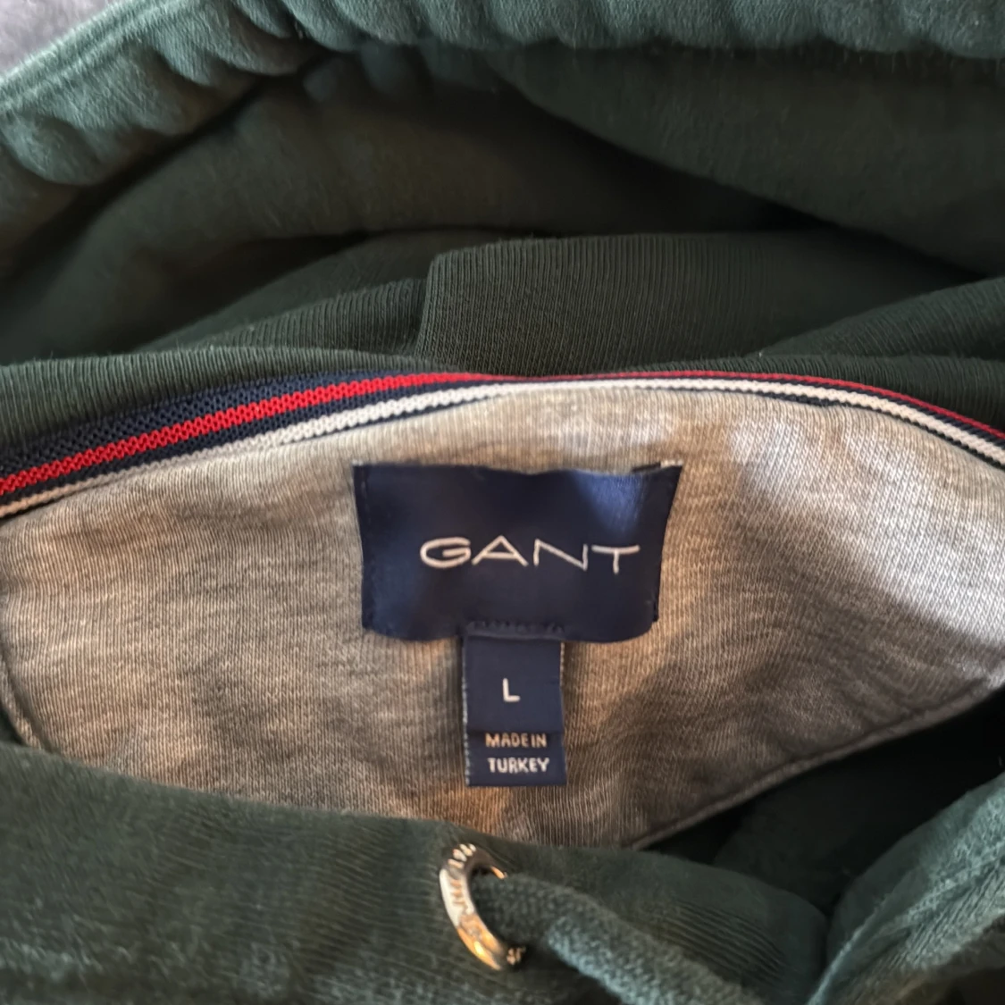 Mörkgrön hoodie från GANT - 2