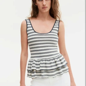 Stickat linne - Super söt stickat linne med volang (aldrig använd)