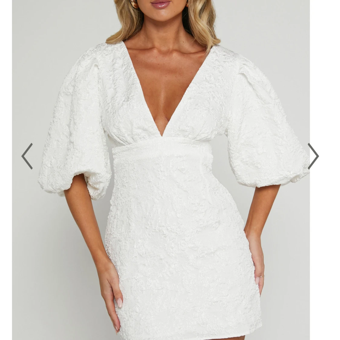 Vit kortklänning med puffärmar och v-ringning