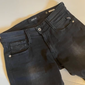 Replay anbass  - Replay anbass - svart - 30/32 men passar 29/32 - mycket bra skick! - otroligt feta och sköna! - hör av er vid frågor👍🏼🙌